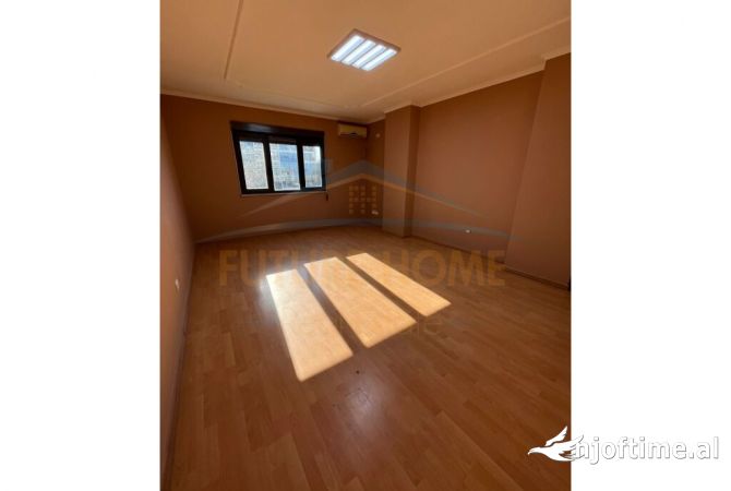 Ambient biznesi me qera 3+1 ne Tirane - 1,350 Euro