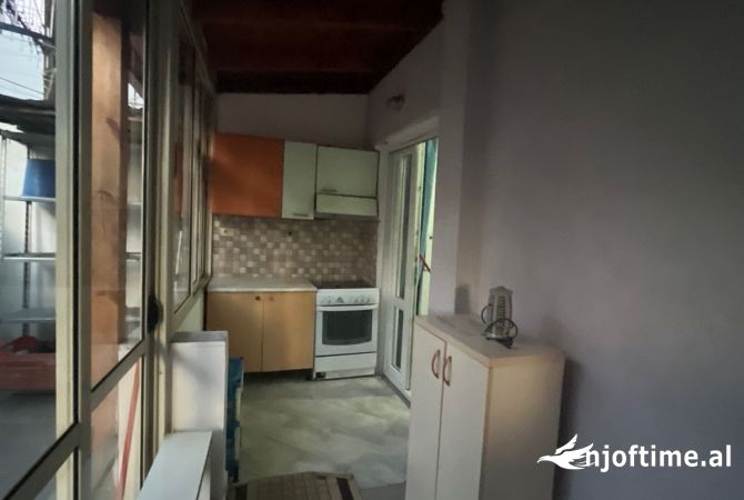 Shtepi me qera Apartament ne Tirane, 2+1, Mobilimi Pjeserisht e mobiluar, Pagesa 500  Euro.