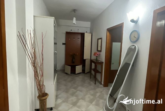 Shtepi me qera Apartament ne Tirane, 2+1, Mobilimi Pjeserisht e mobiluar, Pagesa 500  Euro.