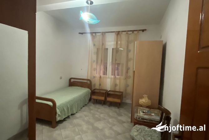 Shtepi me qera Apartament ne Tirane, 2+1, Mobilimi Pjeserisht e mobiluar, Pagesa 500  Euro.