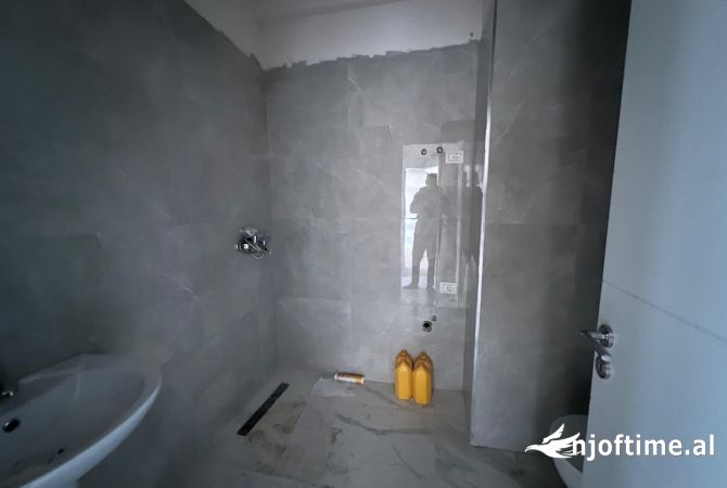 Shtepi ne shitje Apartament ne Tirane, 1+1, Mobilimi Bosh, pa mobiluar, Pagesa 89,700  Euro.