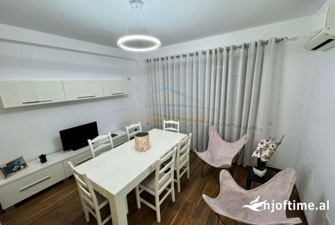 Shtepi me qera Apartament ne Tirane, 3+1, Mobilimi E mobiluar, Pagesa 1,000  Euro.
