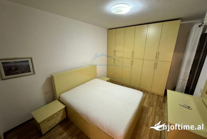 Shtepi me qera Apartament ne Tirane, 3+1, Mobilimi E mobiluar, Pagesa 1,000  Euro.