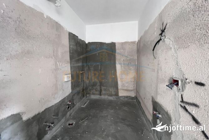 Shtepi ne shitje Apartament ne Tirane, 1+1, Mobilimi Bosh, pa mobiluar, Pagesa 104,000  Euro.