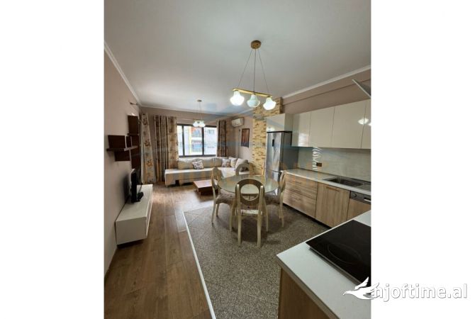 Shtepi me qera Apartament ne Tirane, 2+1, Mobilimi E mobiluar, Pagesa 500  Euro.