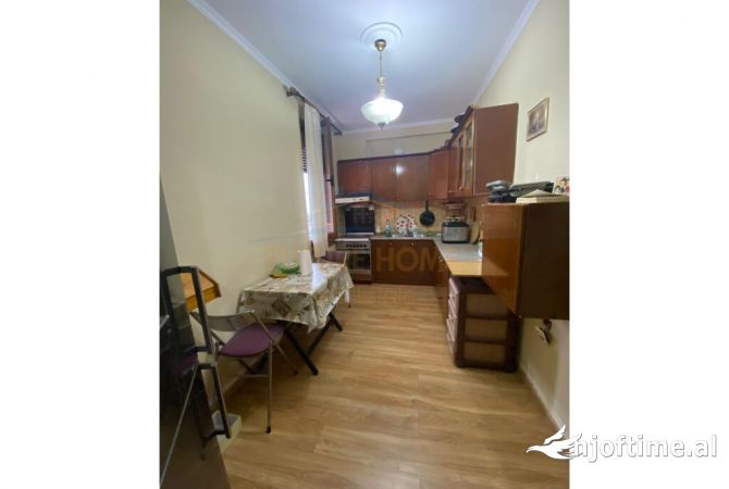 Shtepi ne shitje Apartament ne Elbasan, 2+1, Mobilimi E mobiluar, Pagesa 65,000  Euro.