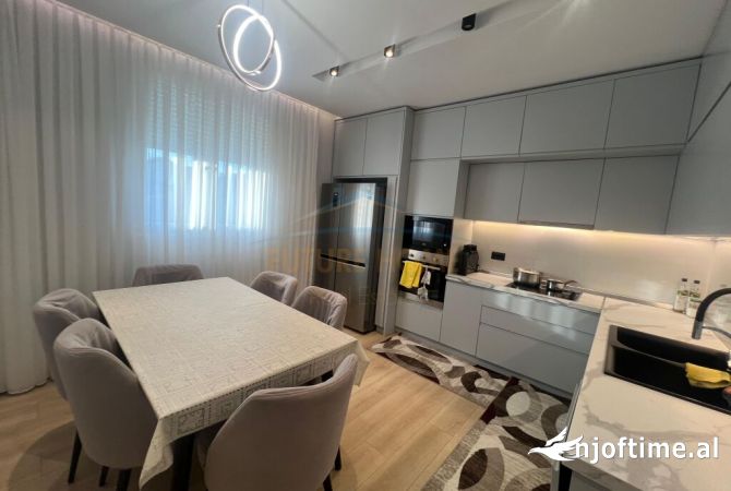 Shtepi me qera Vila Luksoze ne Tirane, 7+1, Mobilimi E mobiluar, Pagesa 6,500  Euro.