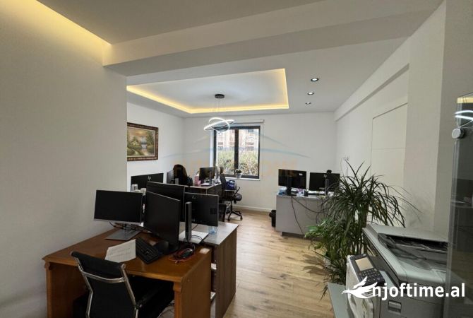 Ambient biznesi me qera 3+1 ne Tirane - 1,000 Euro
