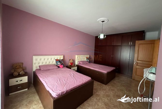Shtepi ne shitje Apartament ne Elbasan, 2+1, Mobilimi E mobiluar, Pagesa 110,000  Euro.