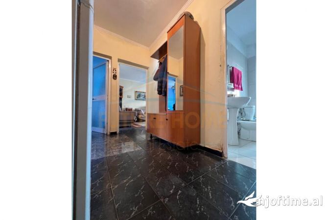 Shtepi ne shitje Apartament ne Tirane, 2+1, Mobilimi E mobiluar, Pagesa 135,000  Euro.