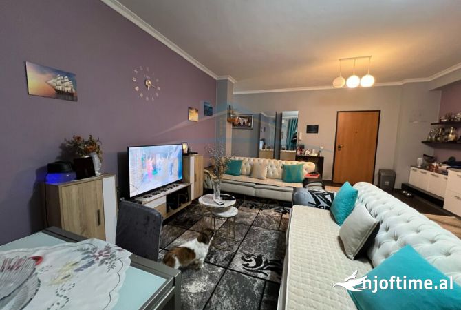 Shtepi ne shitje Apartament ne Tirane, 2+1, Mobilimi E mobiluar, Pagesa 125,000  Euro.