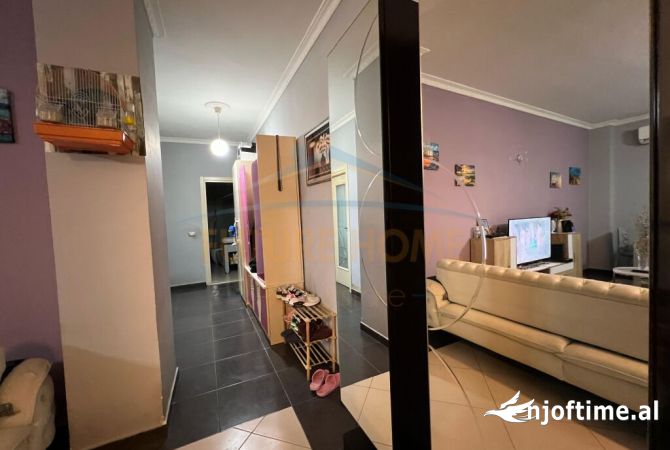 Shtepi ne shitje Apartament ne Tirane, 2+1, Mobilimi E mobiluar, Pagesa 125,000  Euro.