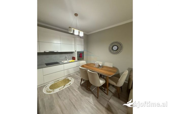 Shtepi ne shitje Apartament ne Tirane, 1+1, Mobilimi E mobiluar, Pagesa 140,000  Euro.