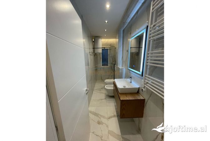 Shtepi me qera 2+1 ne Tirane - 1,300 Euro