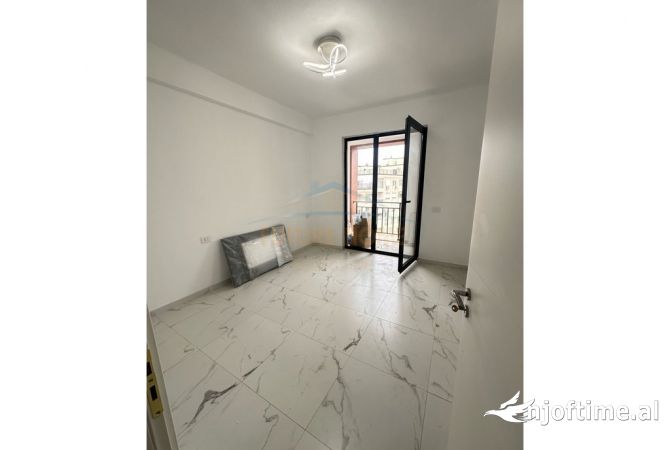 Shtepi ne shitje Apartament ne Tirane, 1+1, Mobilimi Pjeserisht e mobiluar, Pagesa 120,000  Euro.