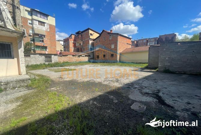 Truall ose Toke  ne Tirane - 700 Euro