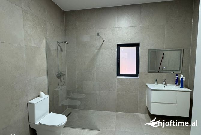 Shtepi me qera Shtepi Private ne Tirane, 3+1, Mobilimi E mobiluar, Pagesa 900  Euro.