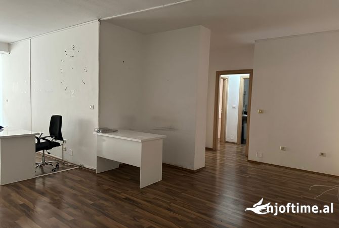 Ambient biznesi me qera 3+1 ne Tirane - 1,100 Euro
