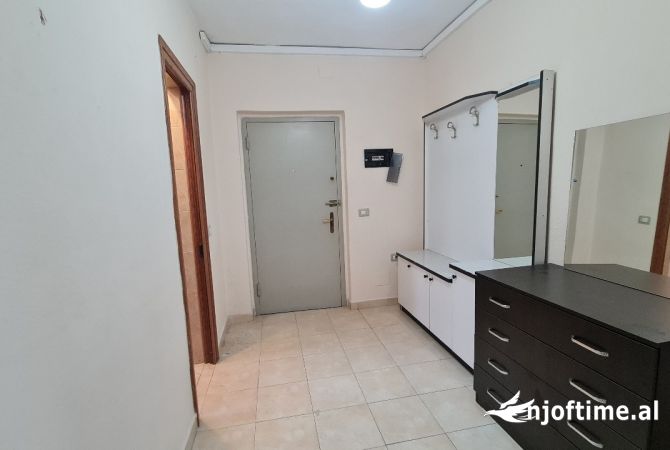 Shtepi ne shitje Apartament ne Tirane, 1+1, Mobilimi E mobiluar, Pagesa 110,000  Euro.