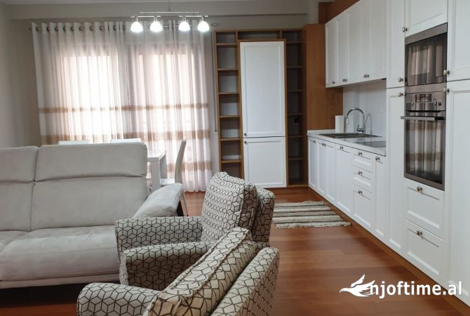 Shtepi me qera Apartament ne Tirane, 3+1, Mobilimi E mobiluar, Pagesa 1,100  Euro.