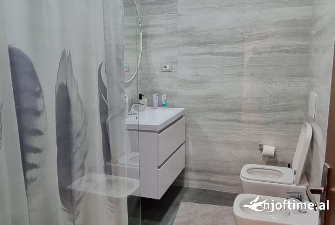 Shtepi me qera Apartament ne Tirane, 2+1, Mobilimi E mobiluar, Pagesa 1,400  Euro.