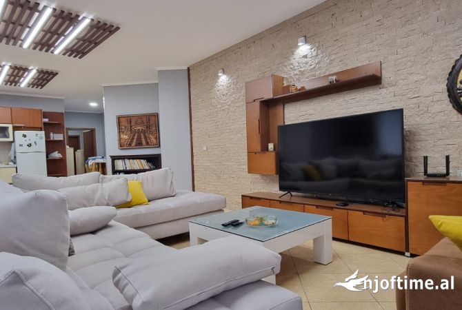 Shtepi me qera 2+1 ne Tirane - 1,400 Euro