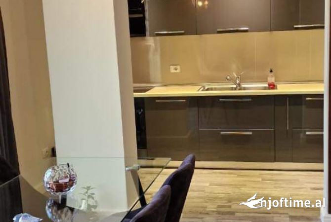Shtepi ne shitje Apartament ne Tirane, 2+1, Mobilimi E mobiluar, Pagesa 230,000  Euro.