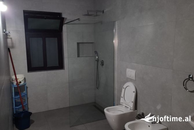 Shtepi me qera Shtepi Private ne Tirane, 1+1, Mobilimi E mobiluar, Pagesa 450  Euro.