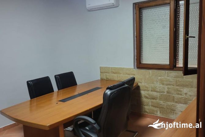 Ambjent per zyra me qera tek Stacioni i trenit