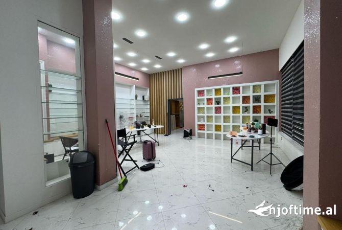 Ambient biznesi me qera 2+1 ne Tirane - 1,400 Euro