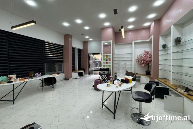 Ambient biznesi me qera 2+1 ne Tirane - 1,400 Euro