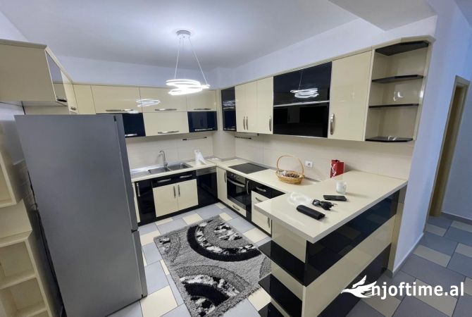 Shtepi ne shitje Apartament ne Tirane, 3+1, Mobilimi E mobiluar, Pagesa 240,000  Euro.