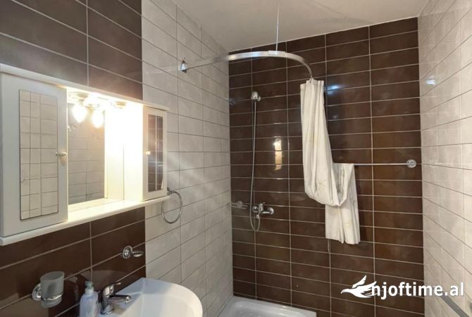 Shtepi ne shitje Apartament ne Tirane, 3+1, Mobilimi E mobiluar, Pagesa 240,000  Euro.