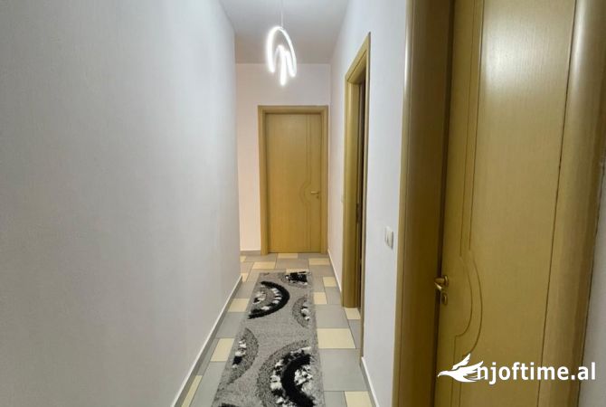 Shtepi ne shitje Apartament ne Tirane, 3+1, Mobilimi E mobiluar, Pagesa 240,000  Euro.