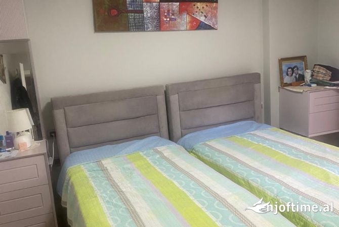 Shtepi ne shitje Apartament ne Tirane, 2+1, Mobilimi Pjeserisht e mobiluar, Pagesa 215,000  Euro.