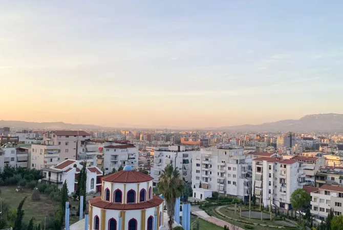 Shtepi ne shitje Apartament ne Tirane, 2+1, Mobilimi E mobiluar, Pagesa 141,000  Euro.