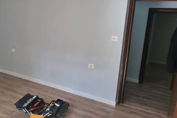 Shtepi ne shitje Apartament ne Tirane, 2+1, Mobilimi Pjeserisht e mobiluar, Pagesa 130,000  Euro.