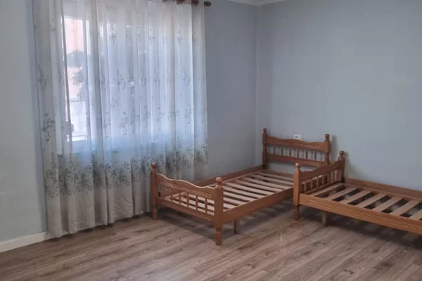 Shtepi ne shitje Apartament ne Tirane, 2+1, Mobilimi Pjeserisht e mobiluar, Pagesa 130,000  Euro.