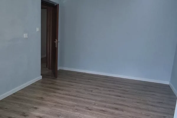 Shtepi ne shitje Apartament ne Tirane, 2+1, Mobilimi Pjeserisht e mobiluar, Pagesa 130,000  Euro.