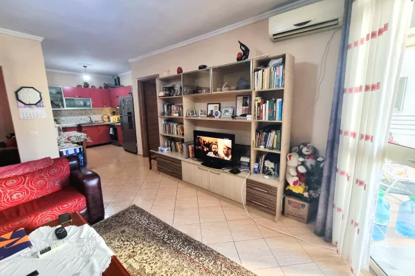 Shtepi ne shitje Apartament ne Tirane, 2+1, Mobilimi Pjeserisht e mobiluar, Pagesa 199,000  Euro.