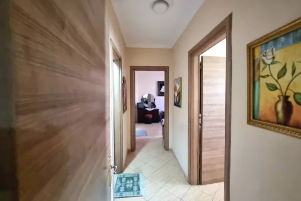 Shtepi ne shitje Apartament ne Tirane, 2+1, Mobilimi Pjeserisht e mobiluar, Pagesa 199,000  Euro.