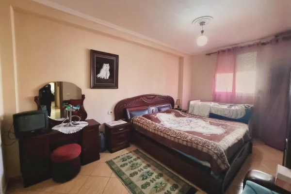 Shtepi ne shitje Apartament ne Tirane, 2+1, Mobilimi Pjeserisht e mobiluar, Pagesa 199,000  Euro.