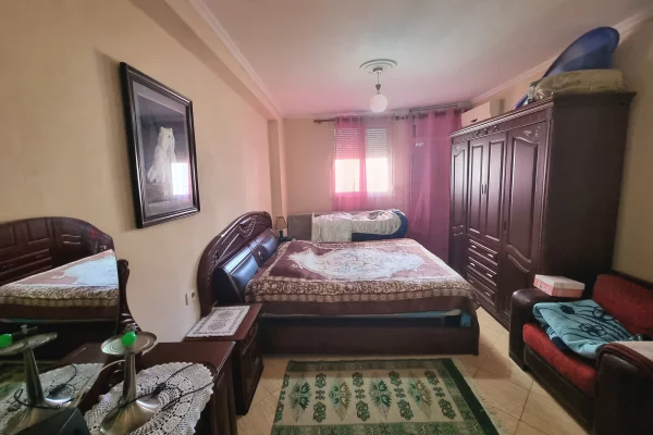 Shtepi ne shitje Apartament ne Tirane, 2+1, Mobilimi Pjeserisht e mobiluar, Pagesa 199,000  Euro.