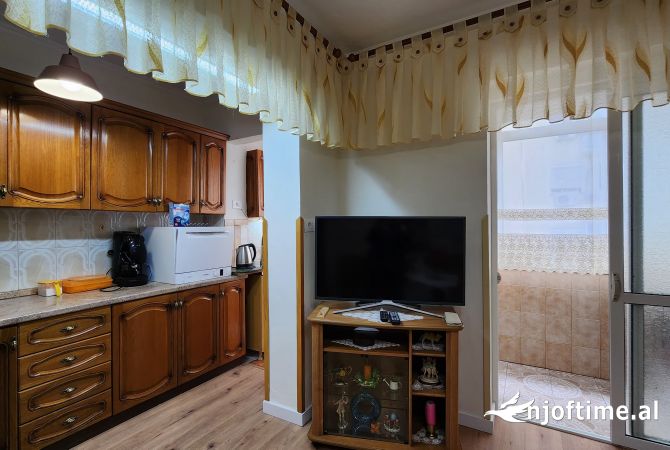 Shtepi me qera Apartament ne Tirane, 2+1, Mobilimi E mobiluar, Pagesa 590  Euro.
