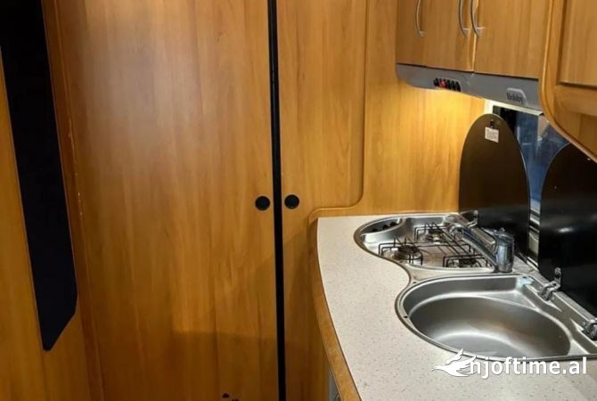 Makina ne shitje ne Tirane - 8,000 Euro