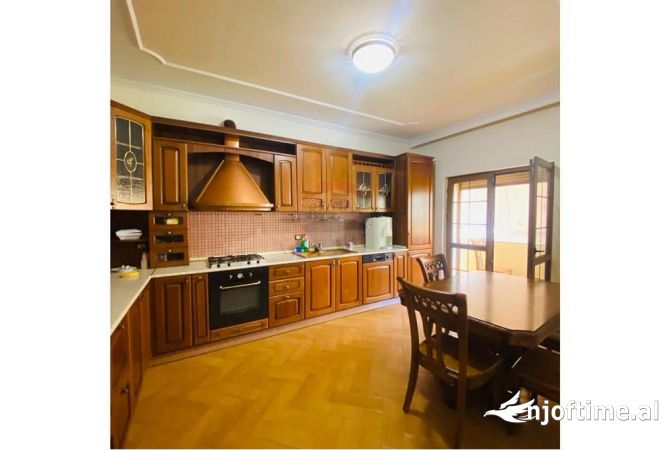 Shtepi me qera 3+1 ne Tirane - 1,100 Euro