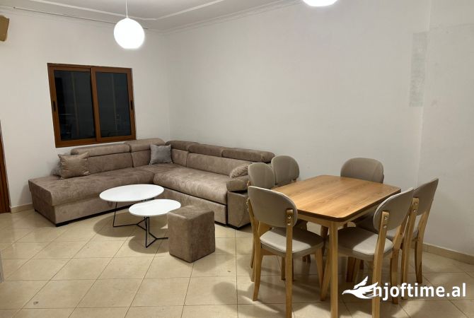 Shtepi me qera Apartament ne Tirane, 2+1, Mobilimi E mobiluar, Pagesa 700  Euro.
