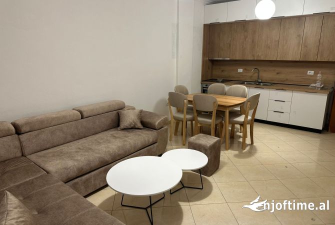 Shtepi me qera Apartament ne Tirane, 2+1, Mobilimi E mobiluar, Pagesa 700  Euro.
