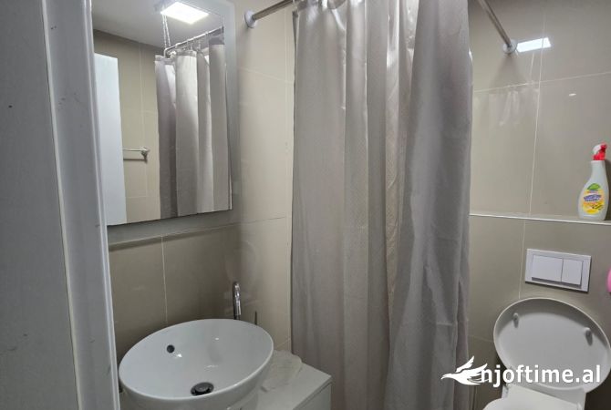 Shtepi me qera Apartament ne Tirane, 1+1, Mobilimi Bosh, pa mobiluar, Pagesa 300  Euro.