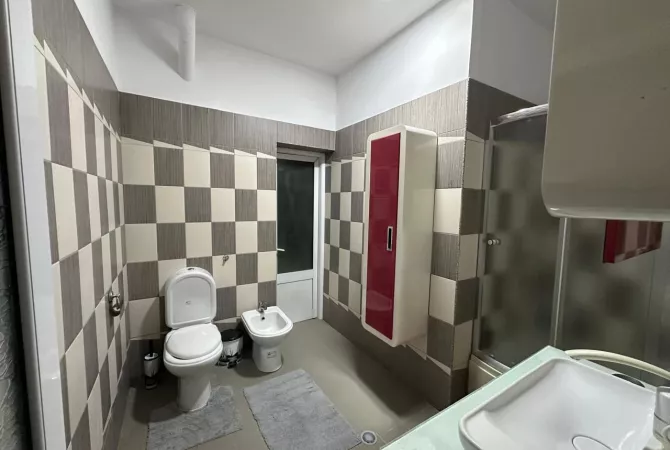 Shtepi me qera Apartament ne Tirane, 3+1, Mobilimi E mobiluar, Pagesa 750  Euro.